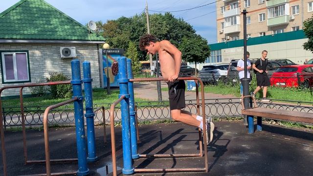 俄罗斯男子通过做引体向上来提升自己的机器学习技能 || 让我们一起努力吧 :)