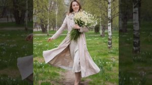 Ветер берёзки ласкает