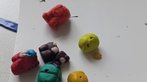 Тимофей играет пластилином