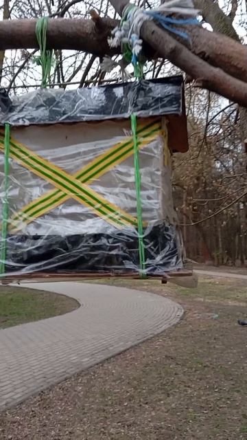 Пополняю кормом ближние и дальние кормушки для синиц, воробьев и белочек. Белка и орех (14.04.26.)