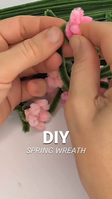 Венок с милыми цветами из синельной проволоки своими руками