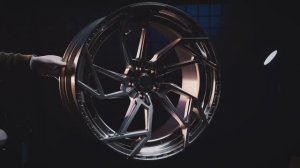 BMW M8 Competition на кастомных дисках в стиле Versace от EWL!