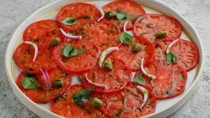 Карпаччо из помидоров с маринованным дайконом.