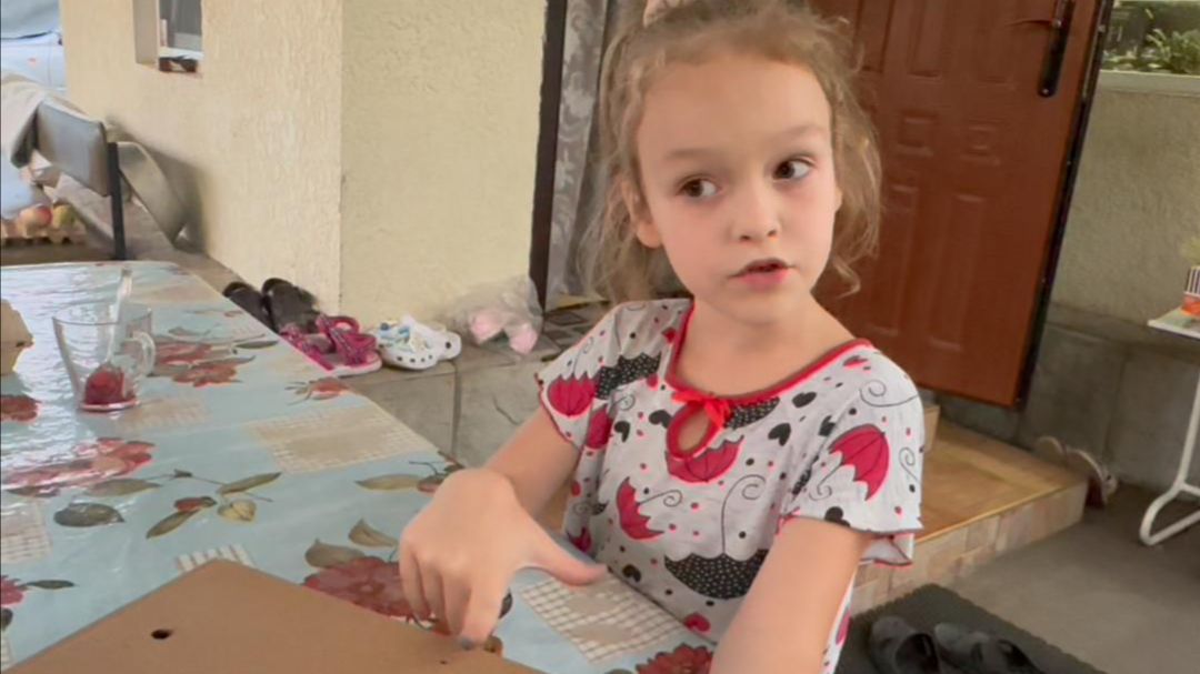 Арина поздравляет маму Машу с выдуманным Днём рождения и дарит настоящие подарки