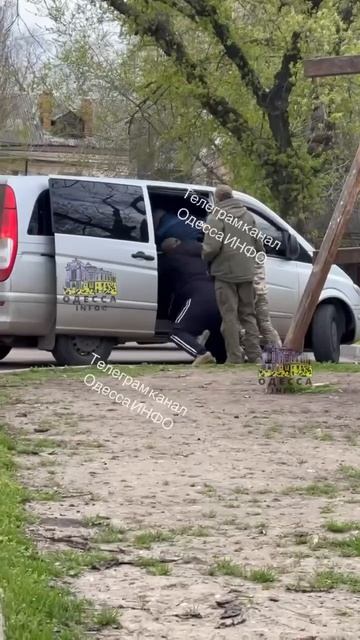 В Одессе людоловы, чтобы загрузить мужчину в бус, бьют его электрошокером.