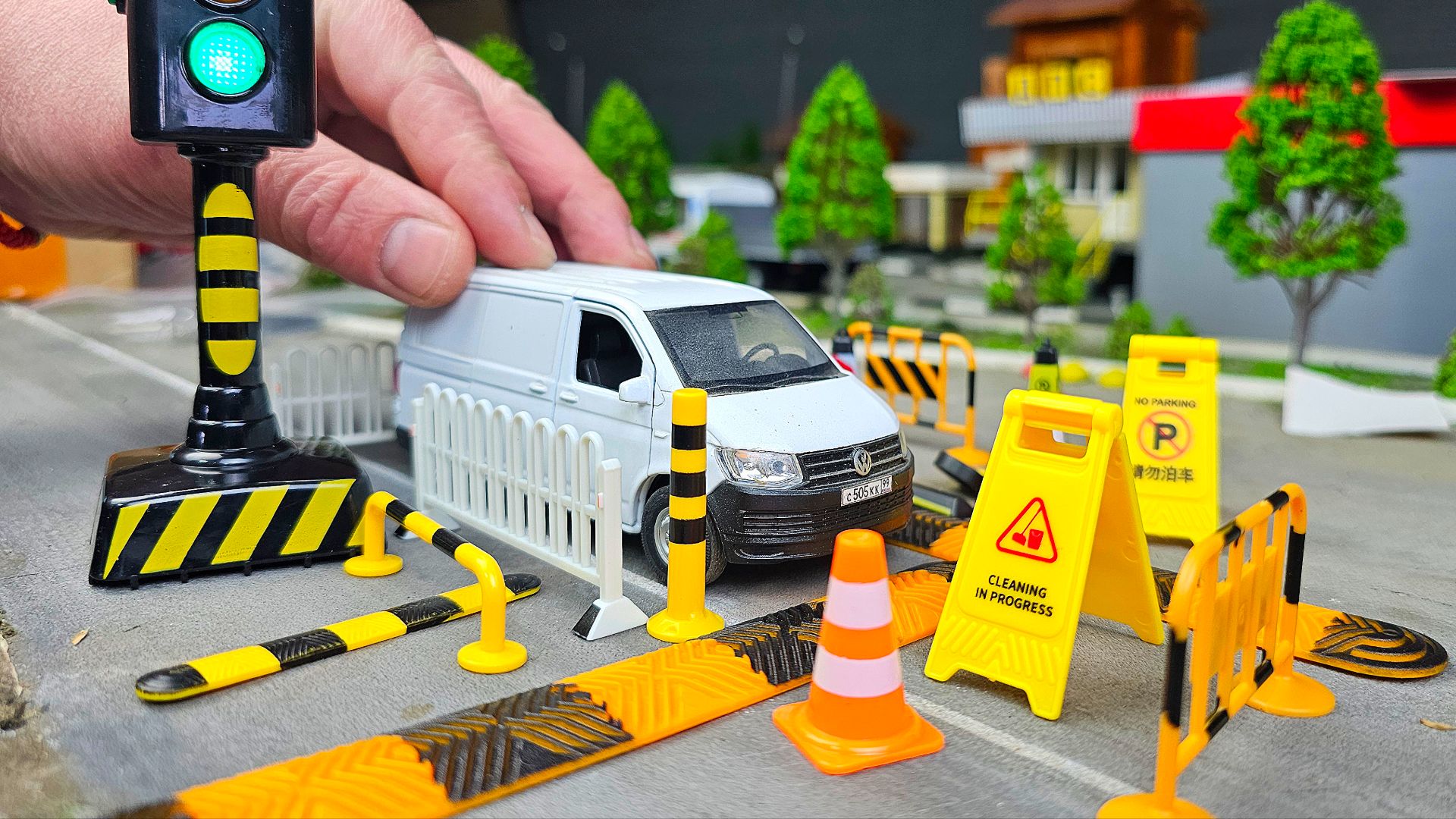 Обзор новых лежачих полицейских, конусов и светофора — тест на машинках