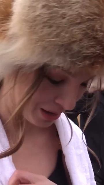 Петербургская красавица купается в проруби