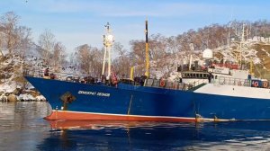 "ДЕМОКРАТ ЛЕОНОВ" ВЫХОДИТ С ПОРТА , НА КАМЧАТКЕ "МОР ВОГЗАЛ "