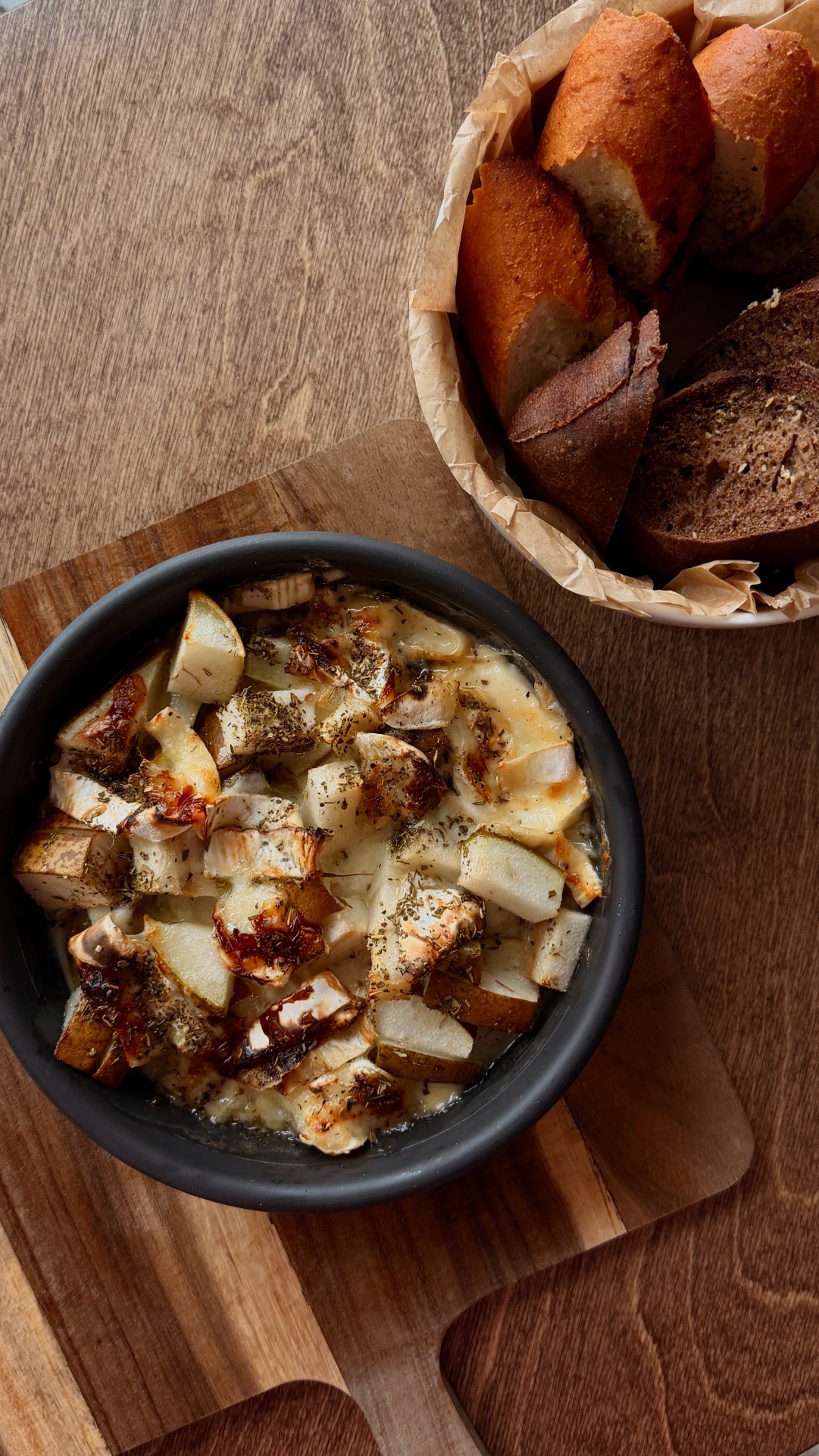 Закуска из груши и камамбера