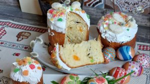 Праздничные куличи и кольцо для пасхального стола. Традициям верны.