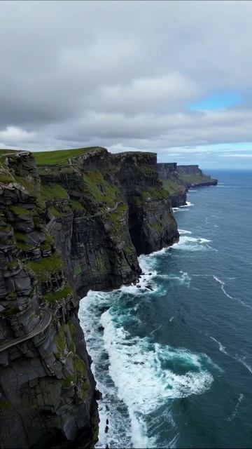 Величие утесов: красота побережья #утесы #пейзаж #природа