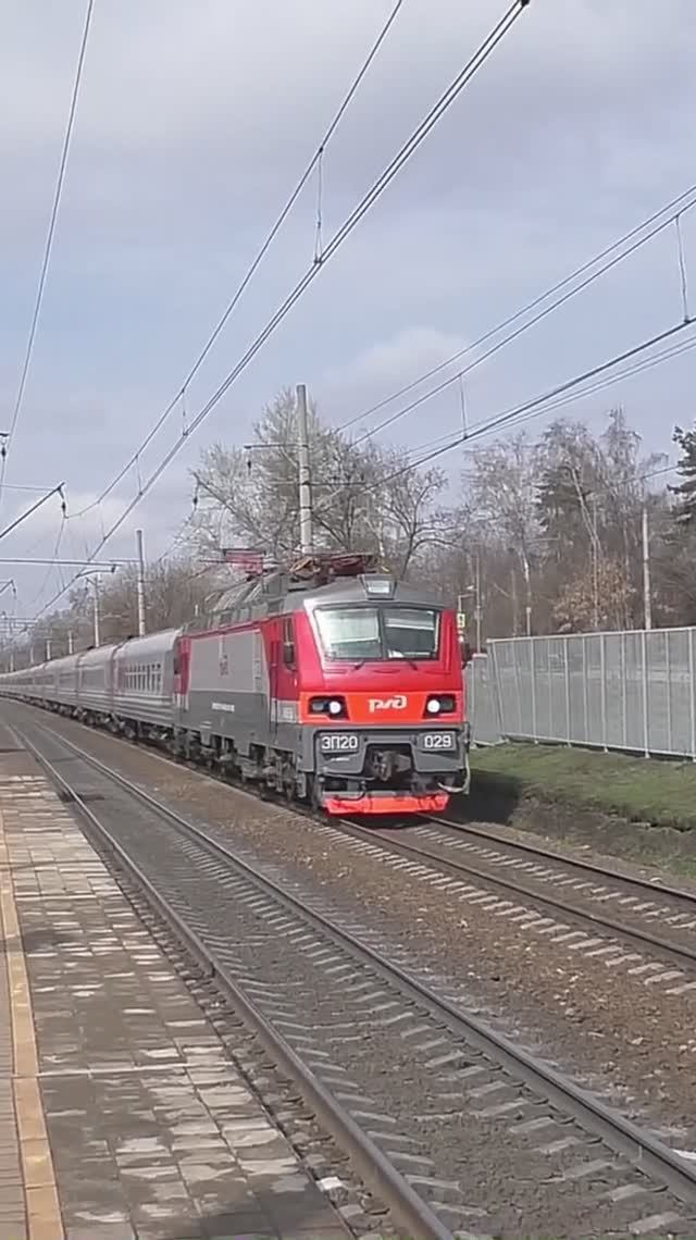 Электровоз ЭП20-029 (ТЧЭ-6) со скорым фирменным поездом 