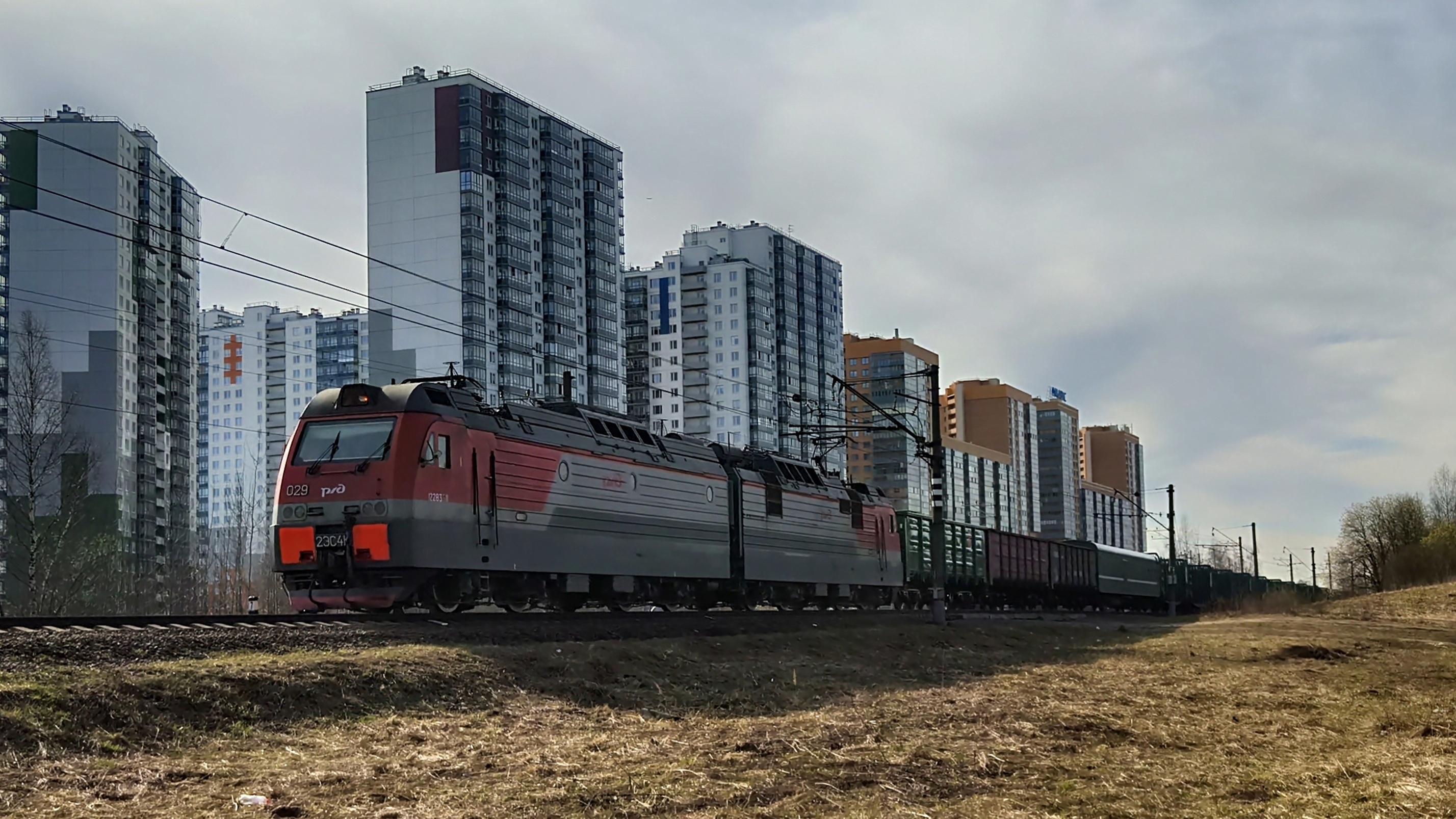 2ЭС4К 029 "Дончак" с грузовым поездом следует по перегону Девяткино - Капитолово.