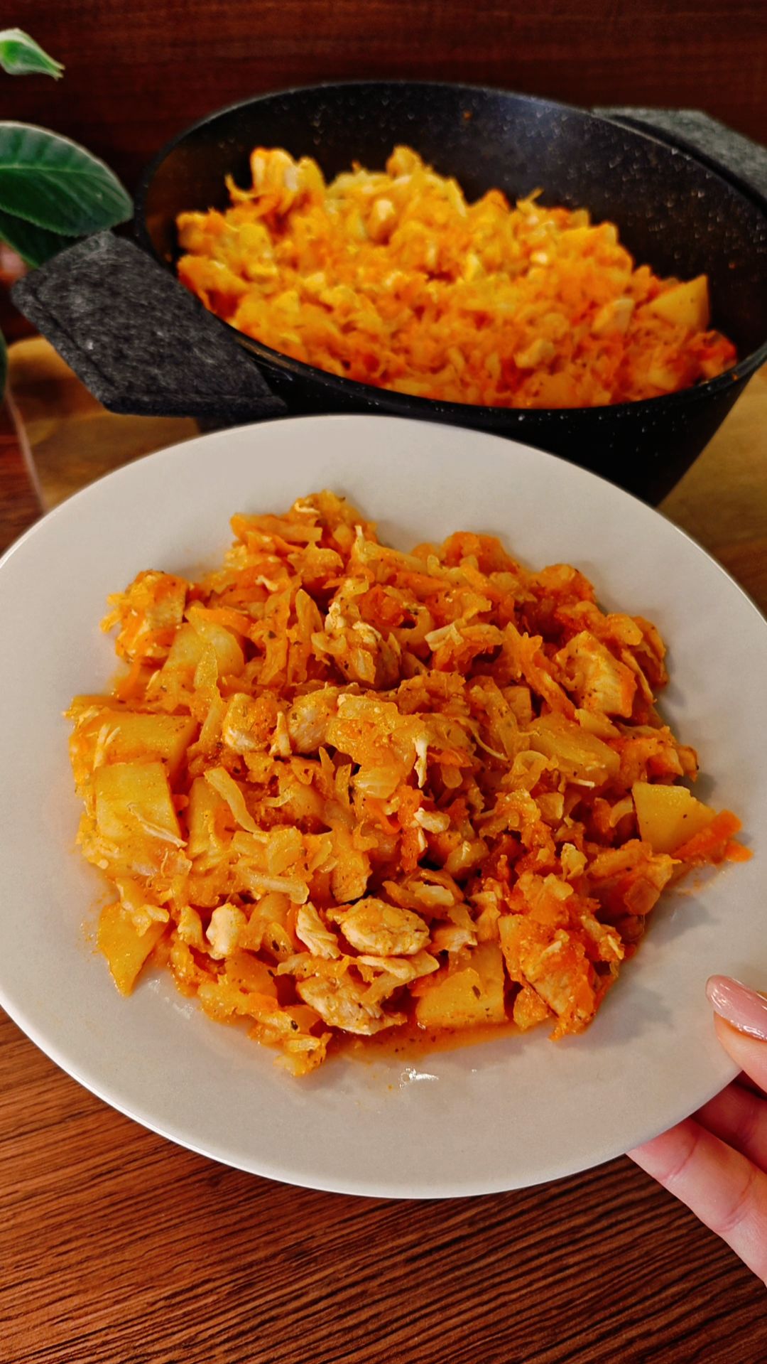 Тушеная капуста с картошкой и мясом