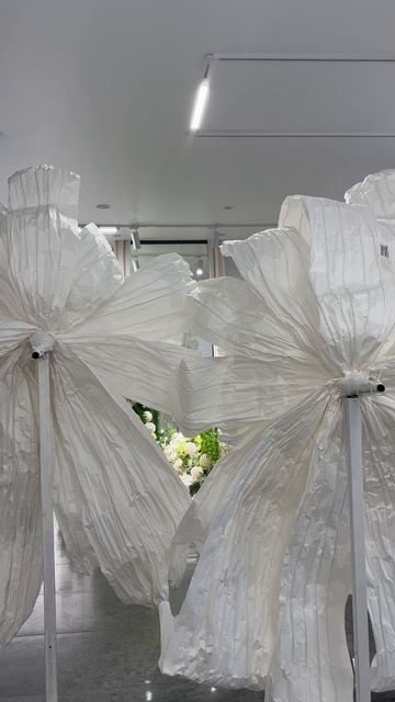 Свадебное оформление. Металлический уголок для крепления большого цветка