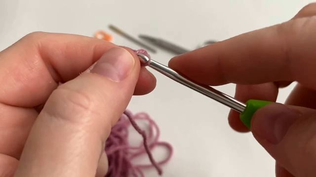 Учимся вязать воздушные петли — это основа большинства узоров и первый ряд в вязании.