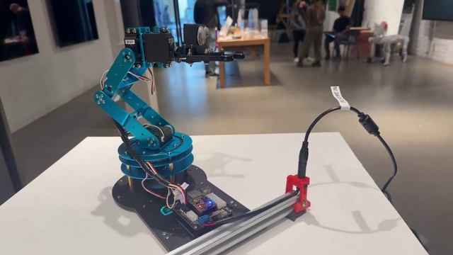 Робот, созданный для служения и помощи, столкнулся с непреодолимыми трудностями и внутренними про...