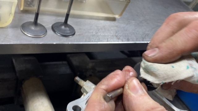 Дефектовка ГБЦ Suzuki RM-Z 450 кроссовый мотоцикл, ремонт, запчасти, регулировка тепловых зазоров.