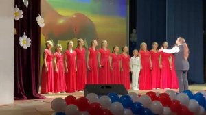 На заре, по траве красный конь