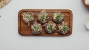 Шампиньоны с чесночным маслом и сыром в беконе