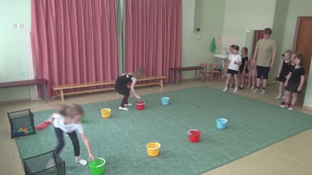 Веселые игры для детей. Кто быстрее. Раскладываем по цветам