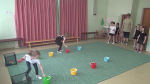 Веселые игры для детей. Кто быстрее. Раскладываем по цветам