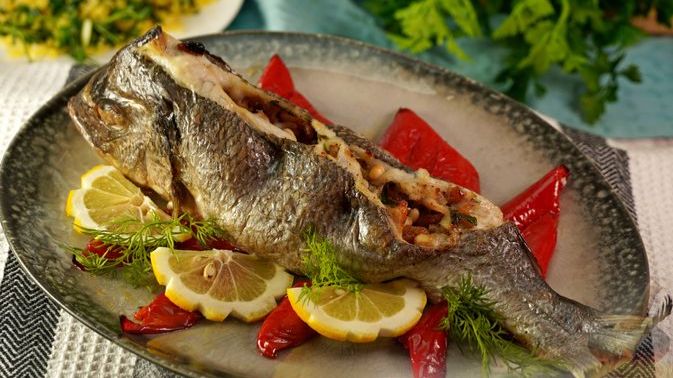 ДОРАДА-ДОЛМА, ЗАПЕЧЁННАЯ С ПЕРЦЕМ