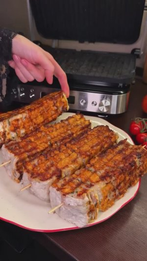 Лаваш-гриль с мясной начинкой.