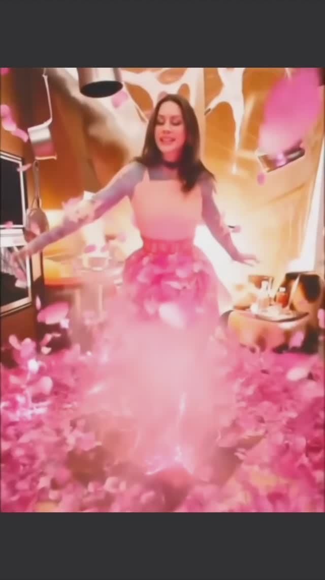 Женщина превращается в китаянку и подлетает)