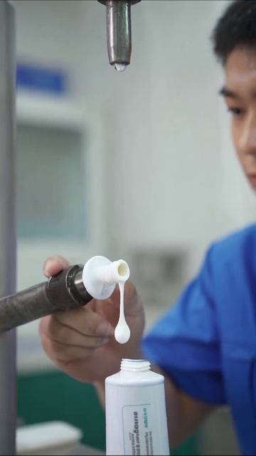 Процесс наполнения тюбиков: инновации в упаковке #производство #упаковка #инновации