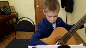 Играю на гитаре две пьессы