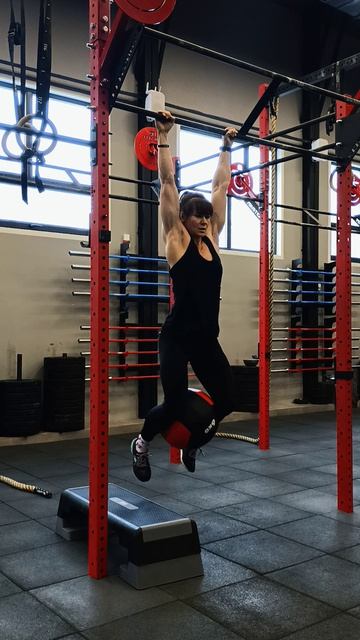 Подъем коленей с мячом