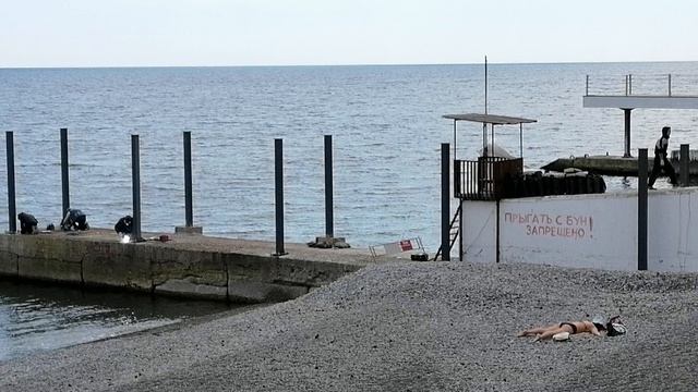 Ялта. Середина апреля. Приморский пляж.