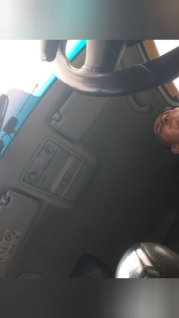 Пассажирка не может посидеть спокойно 5 минут поездку, обязательно надо что-то в рот засунуть.