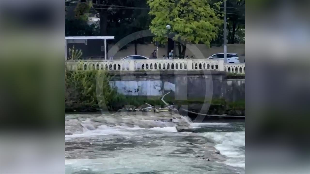 В Сочи ищут сбросившего более 10 электросамокатов в реку: видео