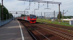 ЭД4М стучит колесами на платформе "Воздухоплавательный парк"