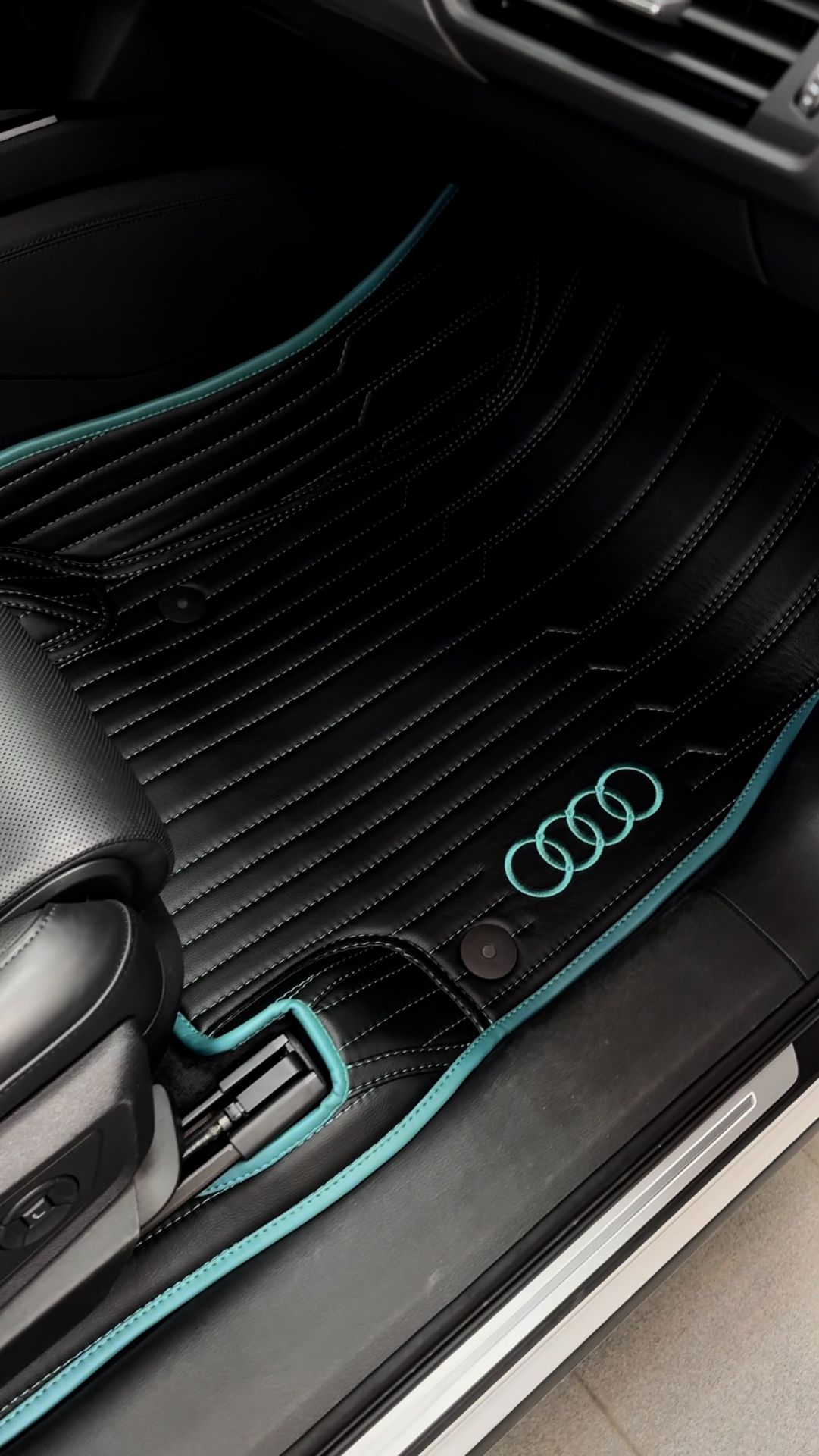 Отшили комплект ковров с вышивкой в салон Audi E-tron