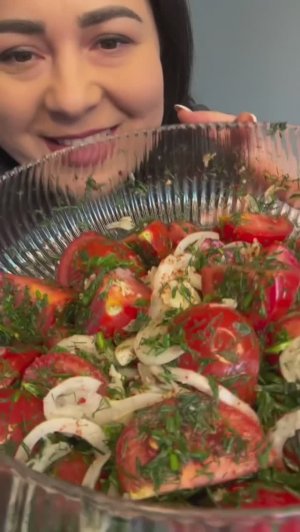 Малосольные помидорчики с укропом, чесноком и луком.