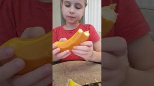 Открываю булочку с бананом