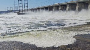 Сброс воды на Жигулëвской ГЭС, Волга, Тольятти. 15 апреля 2026 года