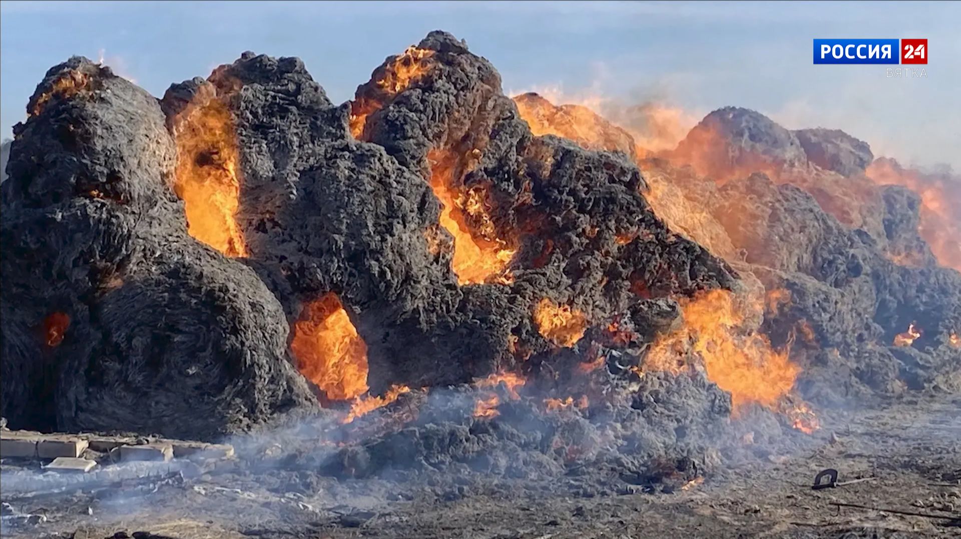 В Оричевском округе сгорели склад и 200 рулонов сена