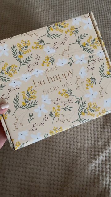 Вязаный комбинезон для девочки в подарочной упаковке