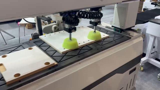 Торцевой сверлильно-присадочный центр с ЧПУ Beaver SWIFT HSD 4S  на выставке Umids 2026