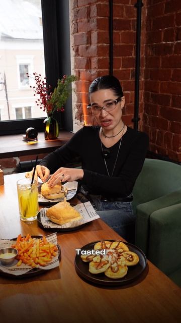 Нижний Новгород на вкус: оладушки и сэндвичи в городском баре 🥞🥪🍟