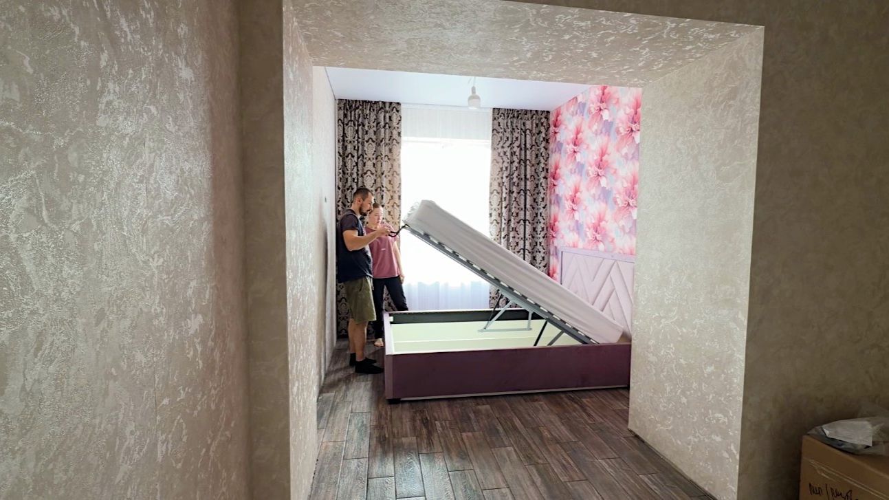 Собираем новую мебель для детских комнат. Делаем ремонт своими руками. Строим дом в деревне.