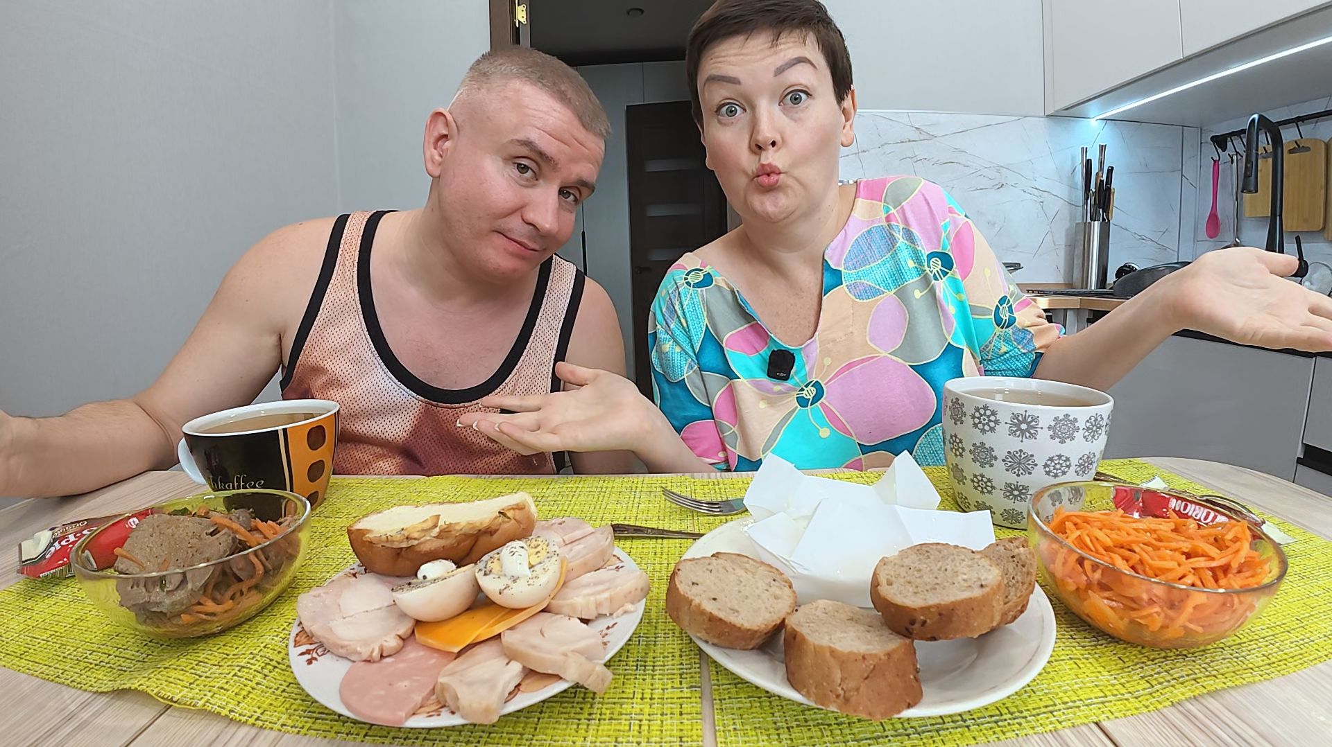 Мукбанг ЛЁГКИЙ завтрак, надо ЭКОНОМИТЬ, не время ШИКОВАТЬ!) Болтаем о жизни и семейный завтрак