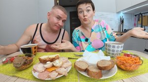 Мукбанг ЛЁГКИЙ завтрак, надо ЭКОНОМИТЬ, не время ШИКОВАТЬ!) Болтаем о жизни и семейный завтрак