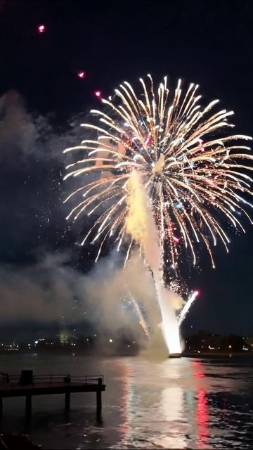 Запуск фейерверков над рекой #фейерверк #ночнойпейзаж #праздник