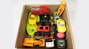 Мультики для детей. Машинки в коробке и жолтый Морти. Веселые спуски по горке. Мультики малышам