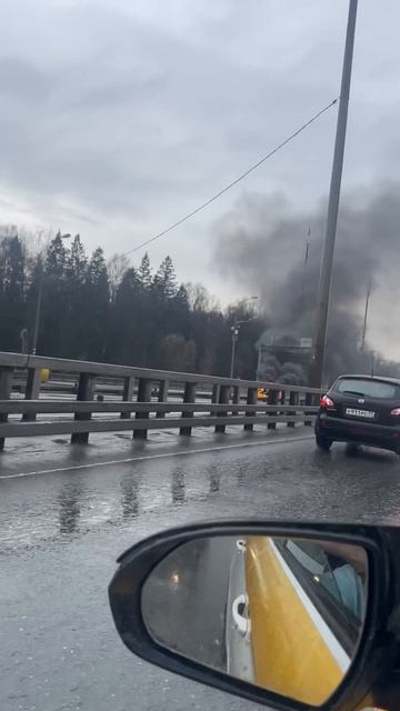 Автомобиль на Киевском шоссе полностью сгорел